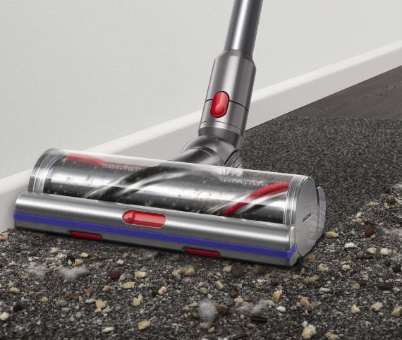 Tyčový vysavač Dyson V12 Detect Slim Absolute 2026 stříbrný Součástí výbavy Dyson V12 Detect Slim Absolute je podlahová hubice, která zvládá i úklid koberců a zabraňuje namotávání vlasů a zvířecích chlupů.