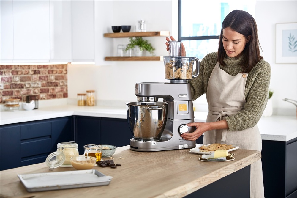 Žena používá v kuchyni kuchyňského robota Kenwood KWL90.594SI