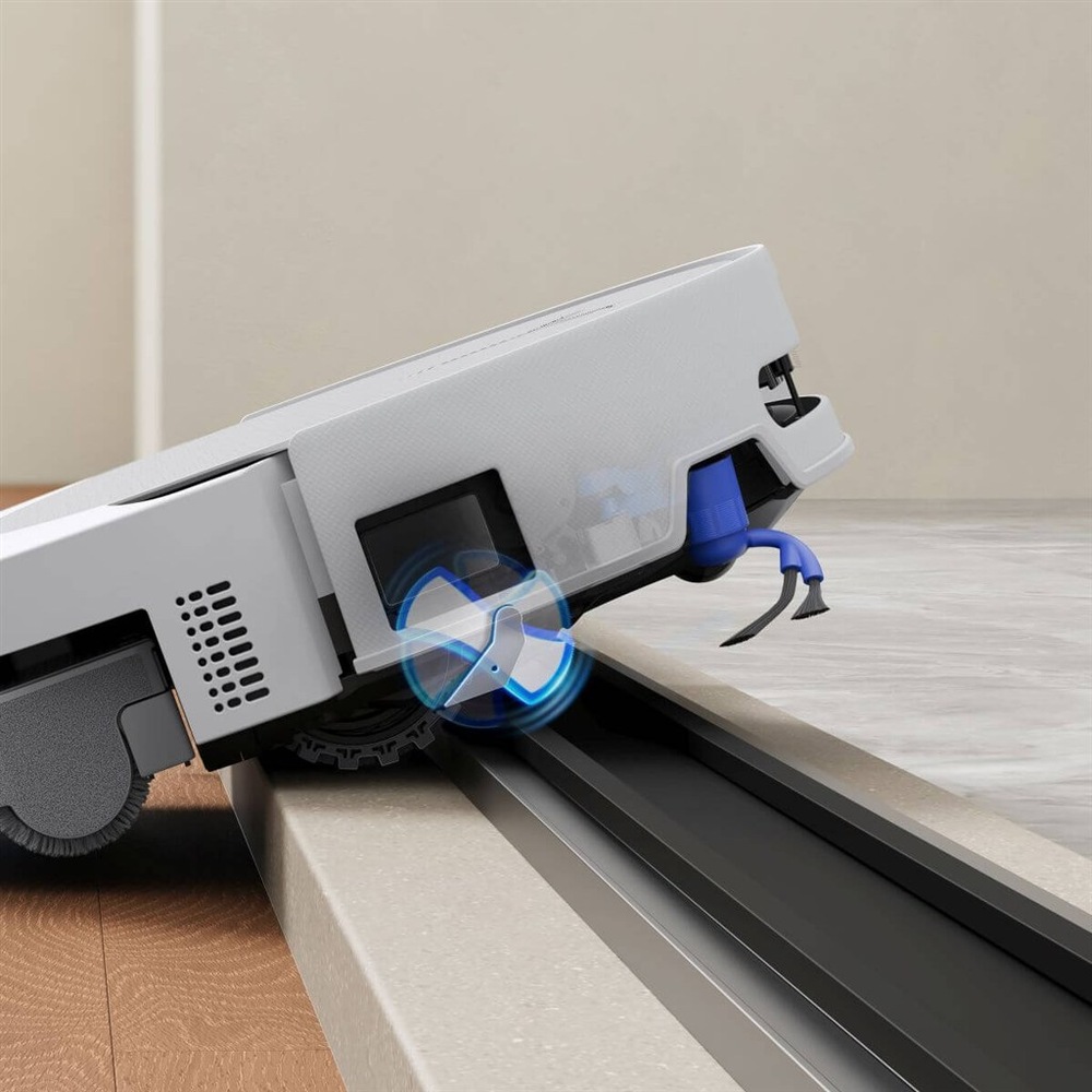 Robotický vysavač ECOVACS DEEBOT T90 PRO OMNI pomocí adaptivního systému pohonu všech kol TruePass snadno překonává prahy vysoké až 2,4 cm.