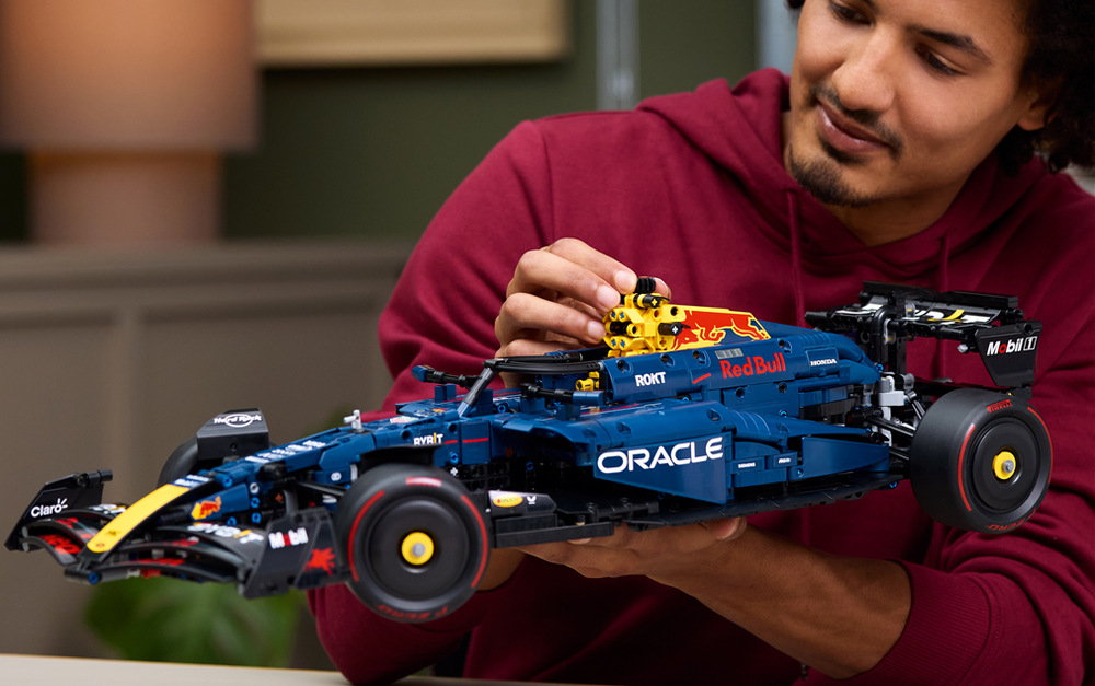 RB20 měří přes 63 cm na délku a díky výraznému zpracování se stane působivým výstavním modelem Formule 1.