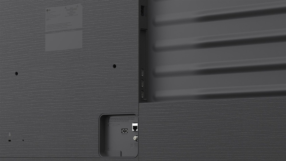 Detail zadního panelu televize LG s USB portem.