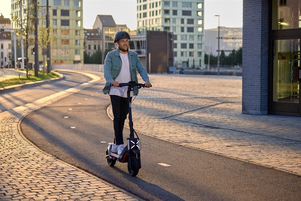 Elektrická koloběžka Segway ZT3 Pro E antracitová