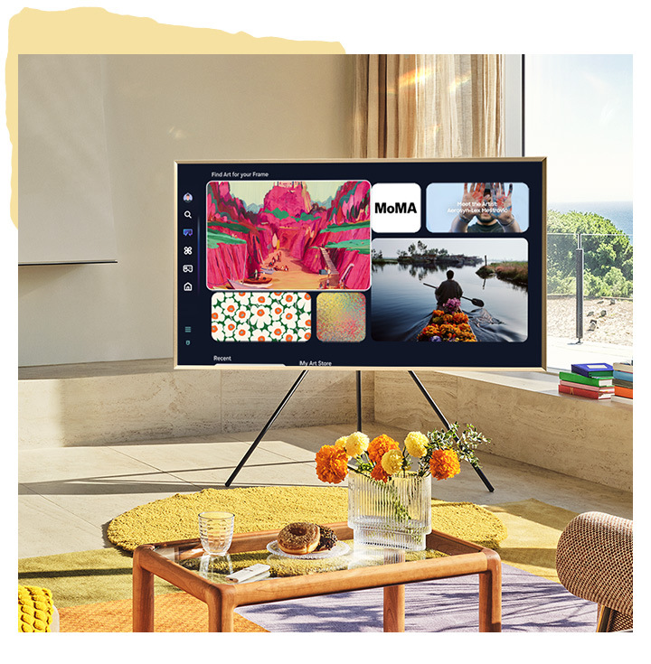 Televize Samsung The Frame QE50LS03F Televize Samsung QE50LS03F na stojanu v místnosti, na obrazovce aplikace Art Store