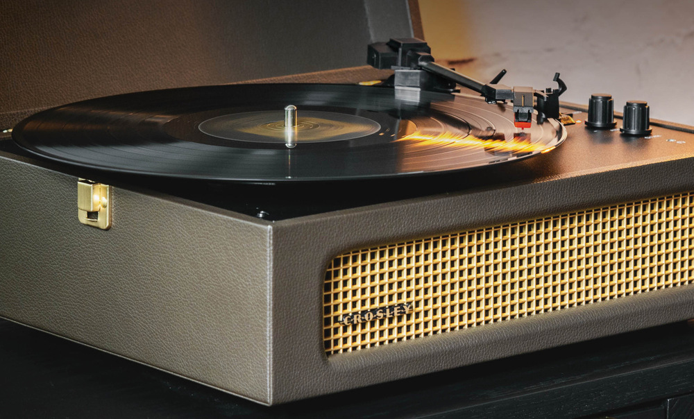 Třírychlostní přehrávání 33, 45 a 78 rpm zajišťuje kompatibilitu s různými typy vinylových desek.
