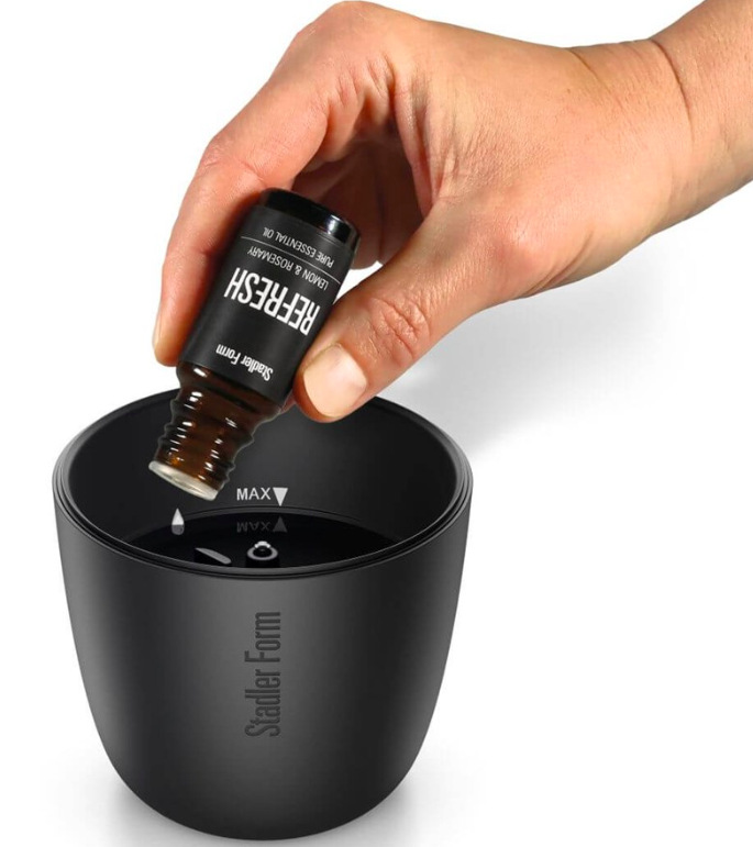 Přidávání esenciálního oleje do nádržky aroma difuzéru Stadler Form Zoe