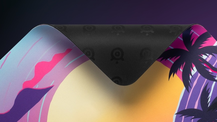 Podložka pod klávesnici a myš SteelSeries QcK XXL Neon Sunset fialová Podložka QcK Neon Sunset s odklopenými rohy odhalujícími gumovou spodní stranu
