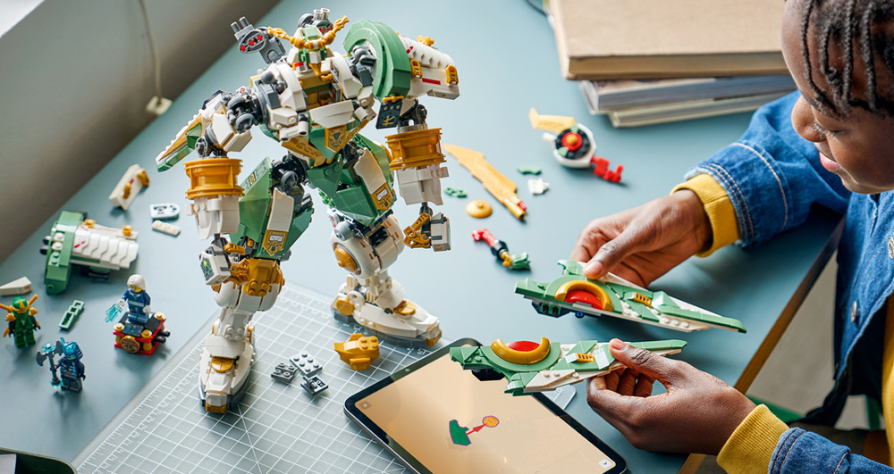 Stavebnice LEGO® NINJAGO® 71860 Lloydův titanový robot: 15 let NINJAGO Štít proměníte v křídla a díky pohyblivým částem upravíte robotův postoj