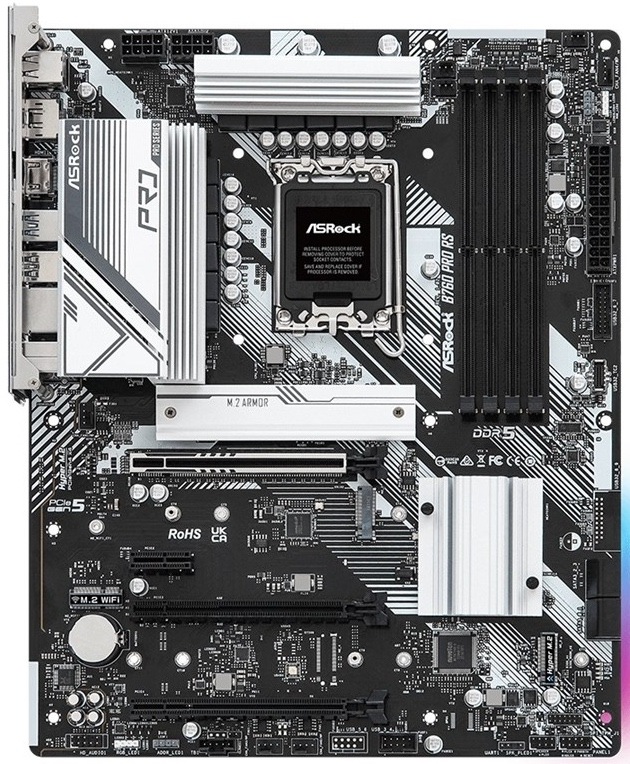 Z horního pohledu je v levé horní části zadní I/O panel s porty pro externí zařízení. Nahoře uprostřed je patice Intel 1700 a vpravo od ní čtyři DDR5 sloty. Na pravém okraji je 24pin napájení a nahoře napájení pro CPU. Uprostřed jsou PCIe sloty pro grafiku a rozšíření, poblíž jsou tři M.2 pozice a na pravé/spodní části čtyři SATA porty. Dole jsou konektory pro přední panel skříně, interní USB, audio, RGB a ventilátory.