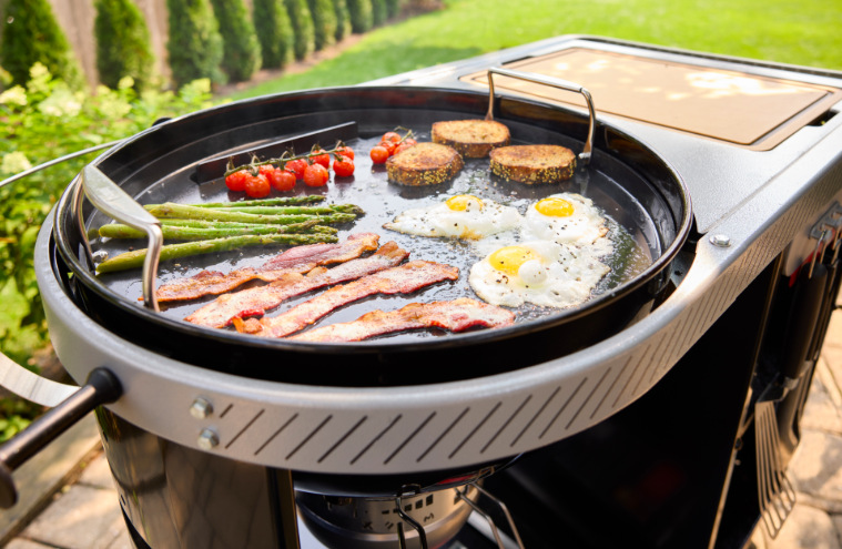 Snídaně připravovaná na grilu Weber Performer Premium 57 cm s litinovou deskou