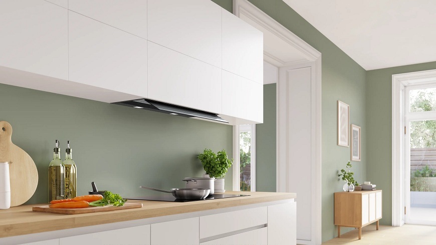 Moderní bílá kuchyně s integrovaným odsavačem par Bosch DBB87DP60