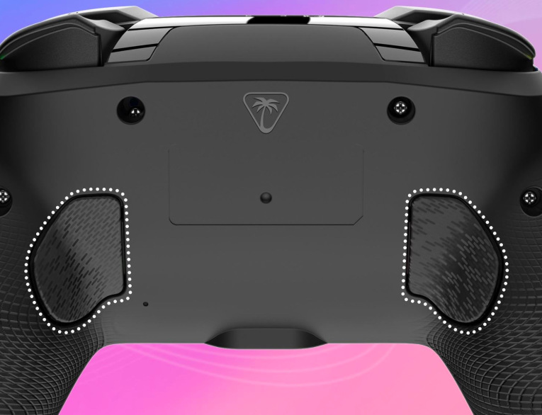 Zadní strana gamepadu se dvěma mapovatelnými tlačítky a texturovanými úchyty