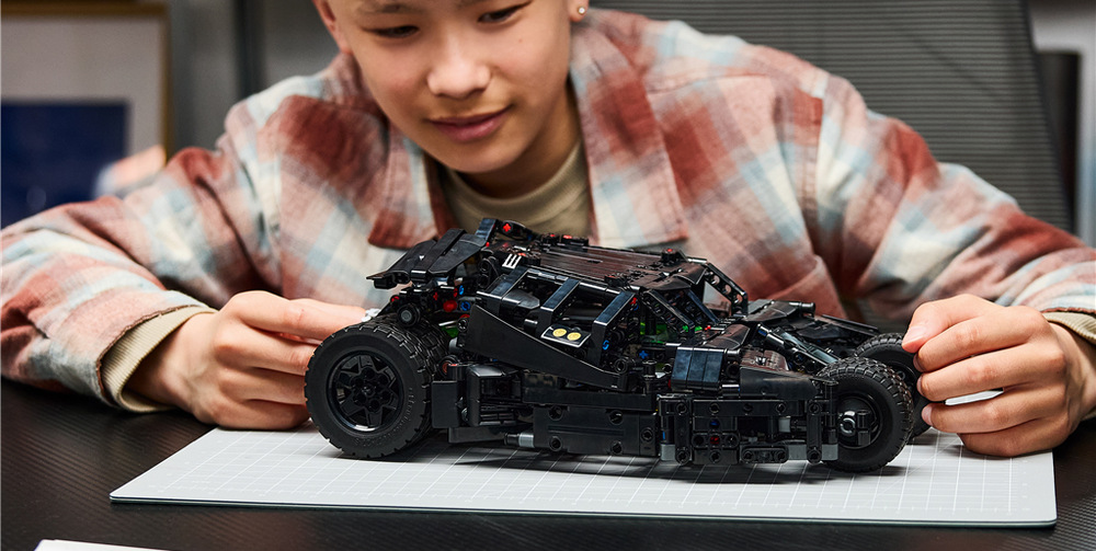 Mohutný Batmobile Tumbler zaujme výrazným designem, rozměry a možností vystavení i jízdy.