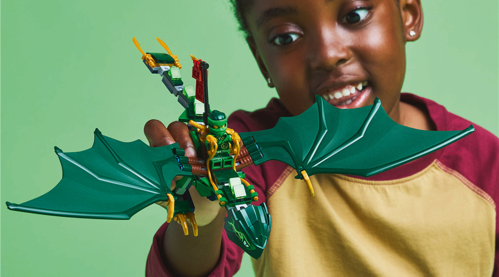 Stavebnice LEGO® NINJAGO® 71829 Lloydův zelený lesní drak Pohyblivý zelený drak o šířce 33 cm doprovodí Lloyda při letech i nindžovských soubojích.
