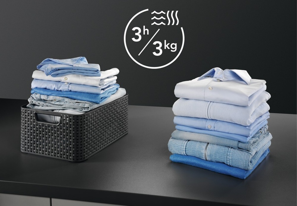 Pračka se sušičkou AEG AbsoluteCare® Plus 9000 LWR96944BE bílá Dvě hromádky složeného prádla na stole. Nad nimi symbol programu 3h/3kg