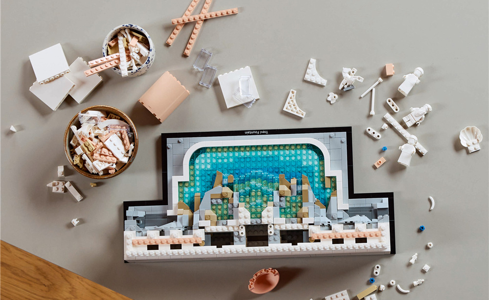 Stavebnice LEGO® Architecture 21062 Fontána di Trevi Přiložená brožurka přibližuje historii Fontány di Trevi a aplikace LEGO Builder umožňuje model prohlížet ve 3D