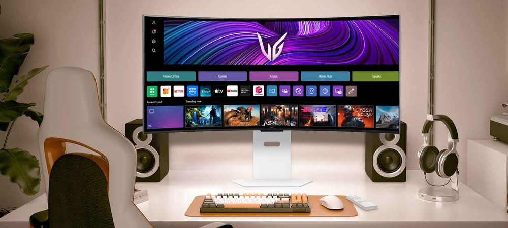 Monitor LG 45GX90SA-B černý Moderní herní sestava s velkým zakřiveným monitorem zobrazujícím živé aplikace a hry. Elegantní odkládací plocha pro klávesnici a myš je umístěna na stole. Reproduktory a sluchátka dotvářejí pohlcující atmosféru.