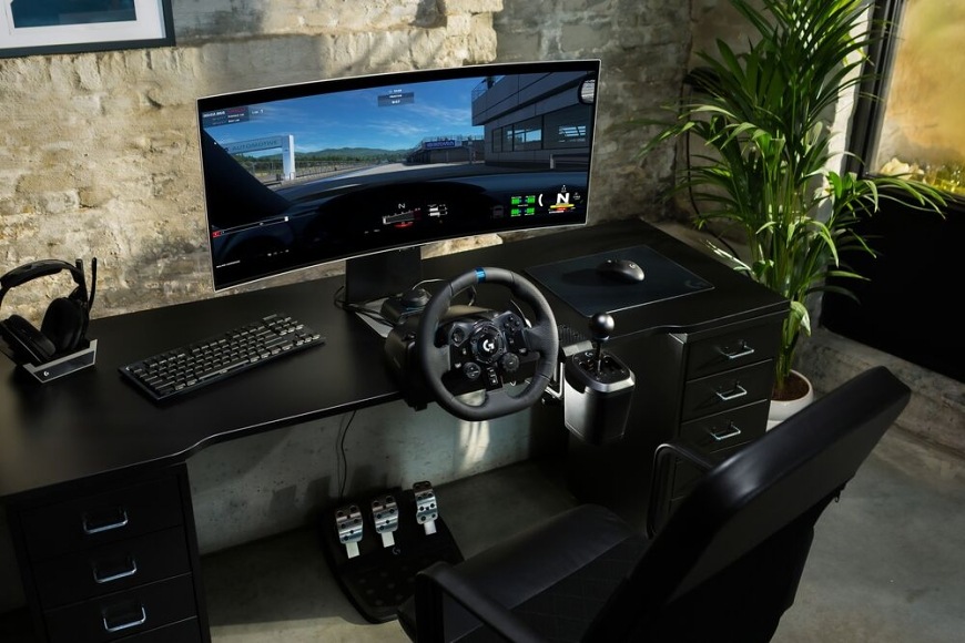 Kompatibilita s ekosystémem Logitech G Racing Series umožňuje vytvořit ucelenou závodní sestavu s volantem, pedály i řadicí pákou
