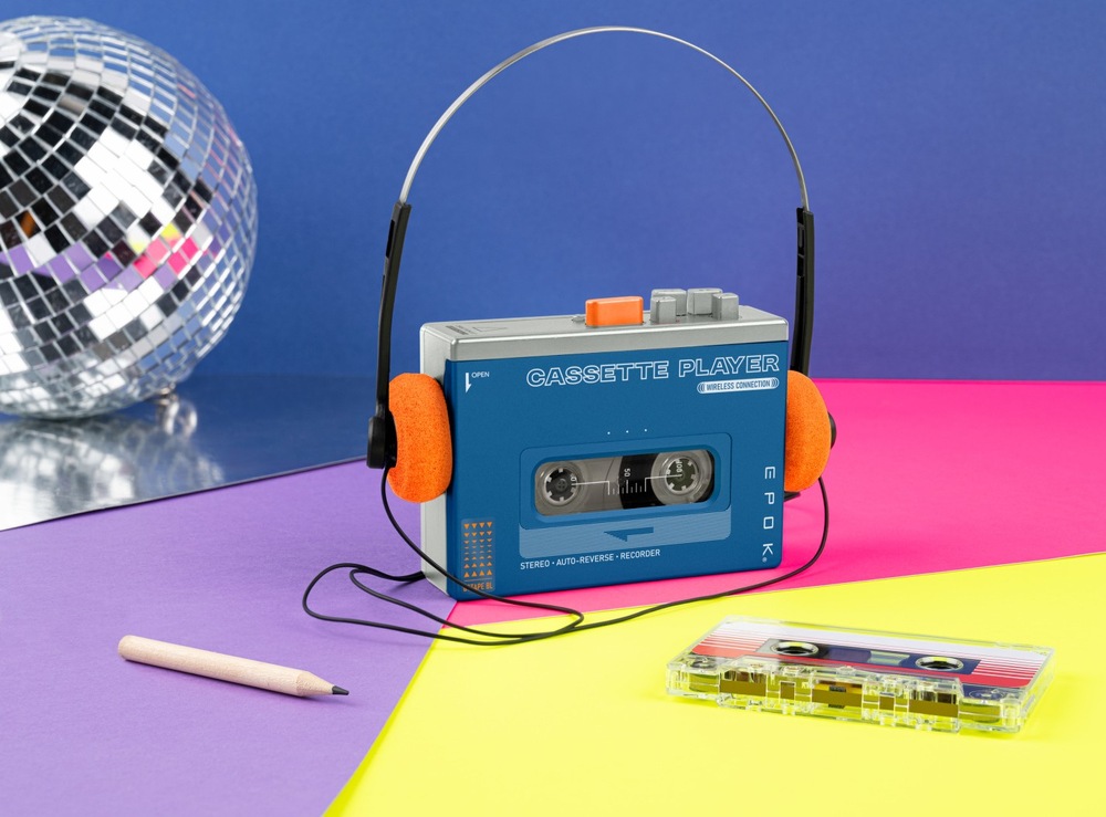 Walkman Bigben - součástí výbavy je ikonická dřevěná tužka
