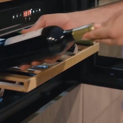 Vinotéka Amica WBA 4060 DB černá