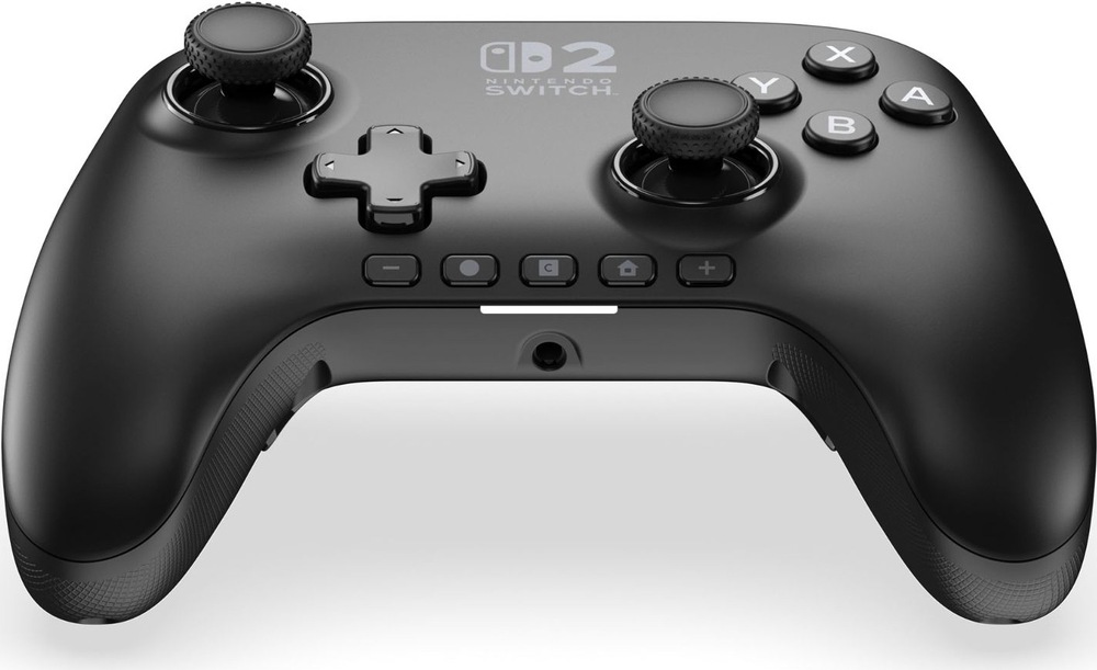 Gamepad PowerA Advantage - Nintendo Switch 2 černý Na obrázku je černý drátový gamepad PowerA Advantage pro Nintendo Switch 2 z nízkého předního úhlu. Vidět jsou dva analogové joysticky s vroubkovaným povrchem, směrový kříž, tlačítka A, B, X a Y i spodní řada funkčních tlačítek. Uprostřed je logo Nintendo Switch 2 a na spodní hraně 3,5mm konektor pro headset. Rukojeti mají texturovaný povrch pro pevnější držení při hraní.