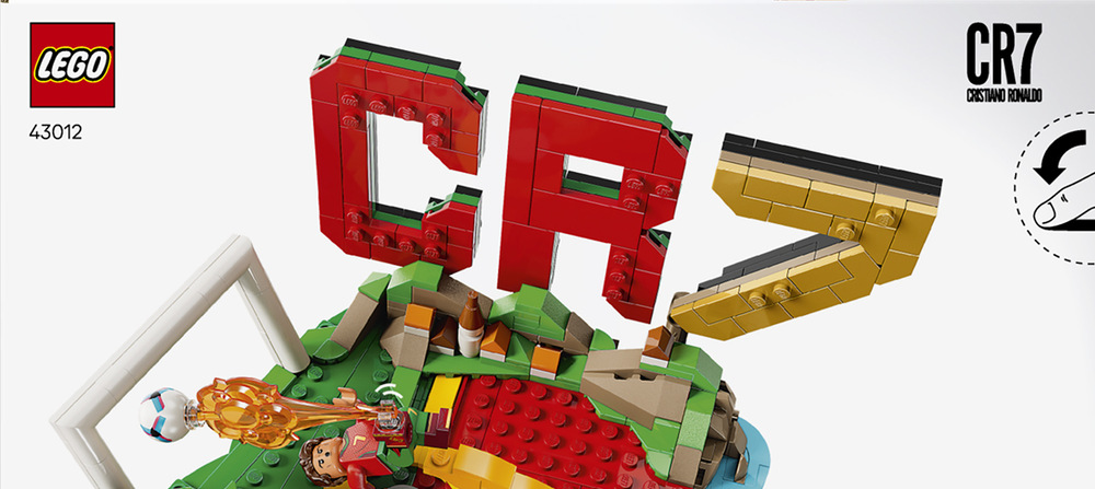 Stavebnice LEGO® Editions 43012 Cristiano Ronaldo – Hvězdné momenty fotbalu Model potěší fanoušky fotbalu i sběratele a můžete ho kombinovat s dalšími motivy z řady LEGO Editions