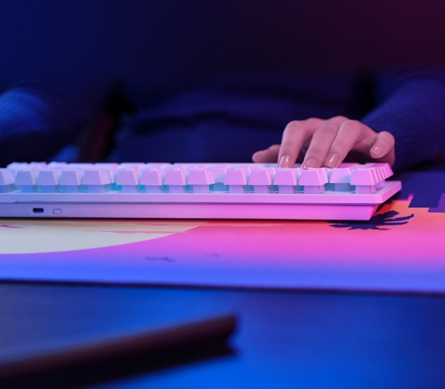Ruka na klávesnici Trust GXT 882 Miami s RGB podsvícením při pohledu z boku