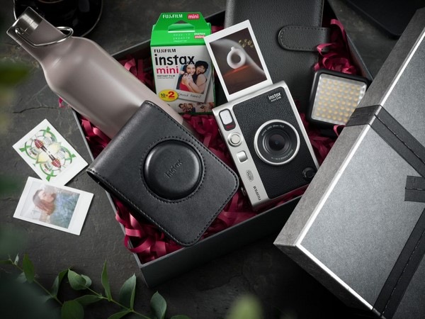 Instantní fotoaparát Fujifilm Instax Mini EVO černý