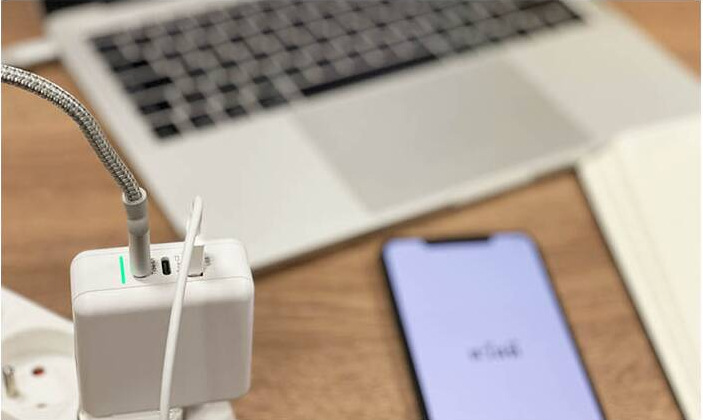 Nabíječka do sítě ERPOWER 65W GaN PD 2x USB-C, USB-A QC 3.0 bílá ER Power 65W GaN, 2× USB-C PD, USB-A QC 3.0, bílá