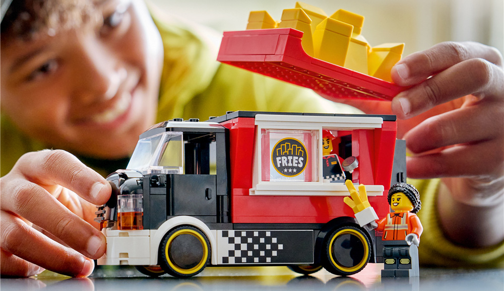 Stavebnice LEGO® City 60488 Pojízdné občerstvení s hranolky Pojízdný stánek s odpojitelným kioskem umožňuje dětem rozehrávat nejrůznější situace z prostředí města LEGO City.