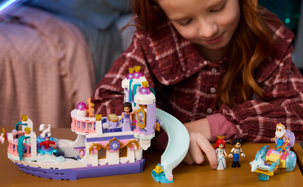 Stavebnice LEGO® │ Disney 43299 Arielina loď a královská svatba Sedm postav včetně krále Tritona, Sebastiana a Maxe rozšiřuje možnosti hraní scén z Malé mořské víly.