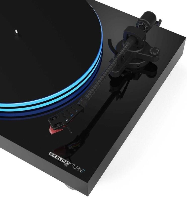 Gramofon Reloop HiFi Turn 7 černý Detail gramofonu Reloop Turn 7 s uhlíkovým raménkem, přenoskou Ortofon 2M Red, černým lesklým šasi a modře podsvíceným akrylátovým talířem