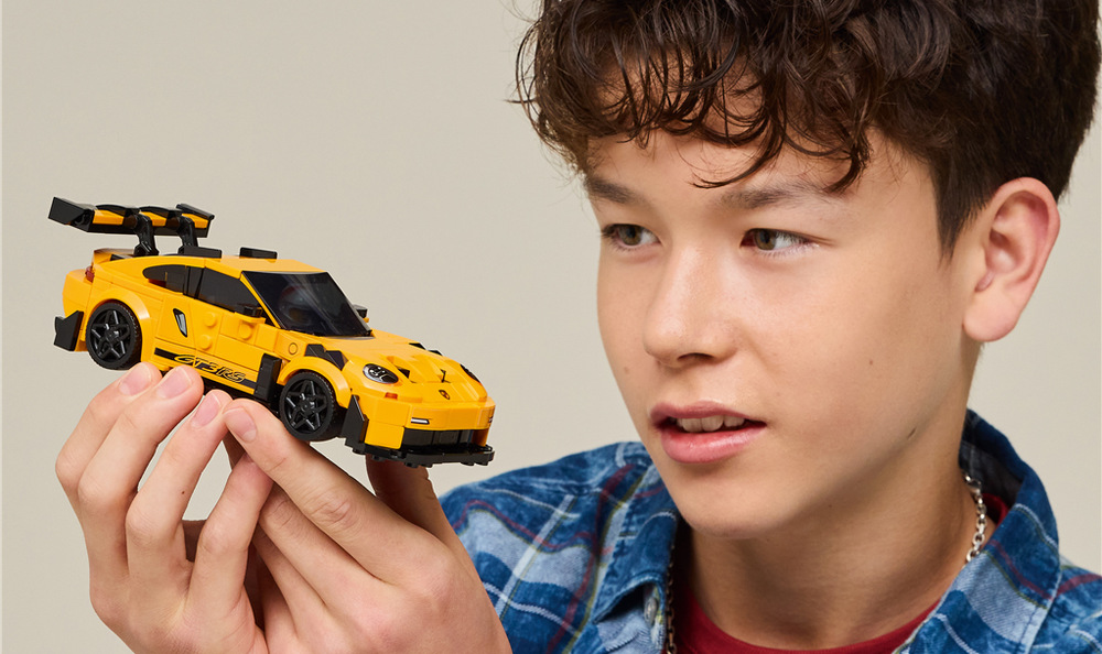 Stavebnice LEGO® Speed Champions 77239 Superauto Porsche 911 GT3 RS Minifigurka řidiče s helmou umožní dětem uspořádat závody a vymýšlet vlastní příběhy na tratích.