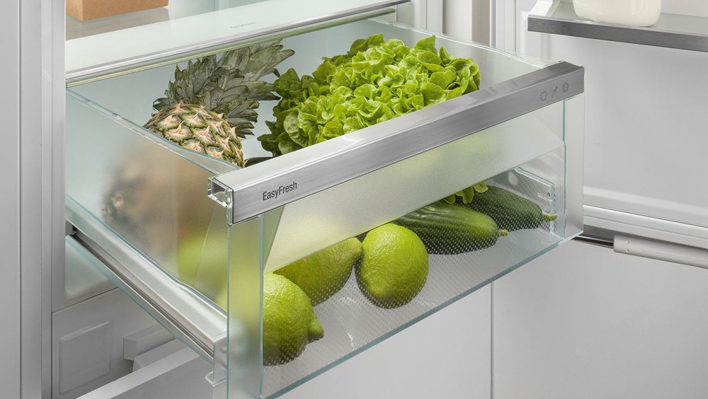 otevřená zásuvka easyfresh americké lednice Liebherr XRCsd 5255, v níž je uložený ananas, okurek, salat a citrony