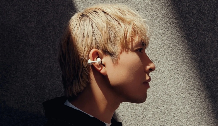 Muž na portrétu z profilu s nasazeným sluchátkem Beyerdynamic Amiron Zero