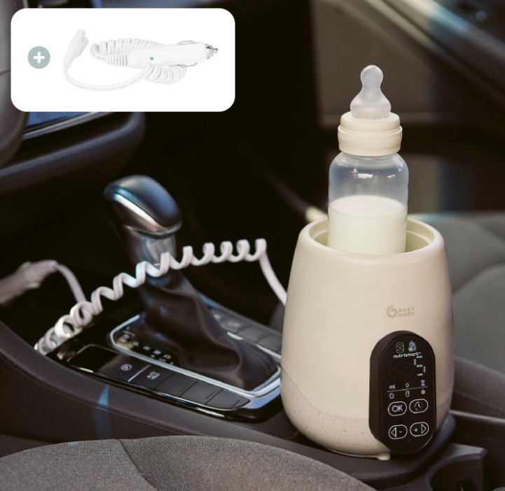 Ohřívač kojeneckých lahví Babymoov NutriSmart+ zapojený v autě během cestování