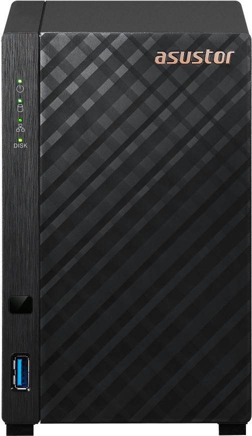 Na obrázku je síťové úložiště Asustor Drivestor 2 Gen2 AS1202T z čelního pohledu. Zařízení má černé provedení a lesklý přední panel s diagonálním pruhovaným vzorem. V pravém horním rohu čelní plochy je logo asustor.  Na levé úzké části jsou zeleně svítící stavové LED kontrolky pro napájení, síť a disky. Níže je malý hranatý ovládací prvek a ve spodní části přední port USB-A s modrým vnitřkem. Skříň stojí na malých nožkách a působí kompaktně, vhodně pro domácí nebo kancelářské ukládání dat.