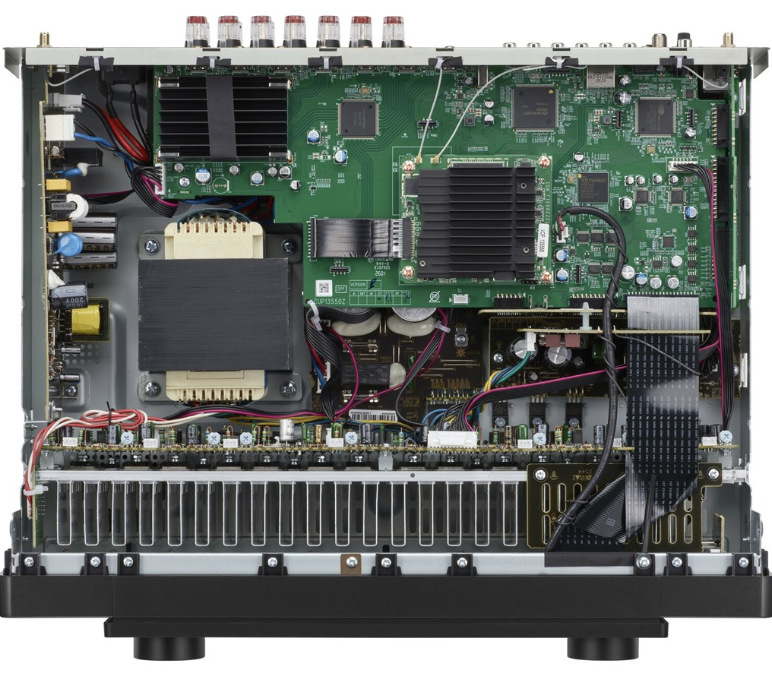 Vnitřní konstrukce AV Receiveru Marantz Cinema 70S S2 s elektronikou a chlazením
