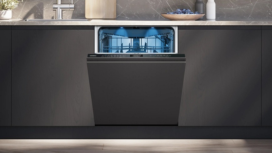 Myčka nádobí Siemens iQ500 SN65ZX17CE Zeolith® Pootevřená myčka Siemens SN65ZX17CE v tmavé kuchynské lince