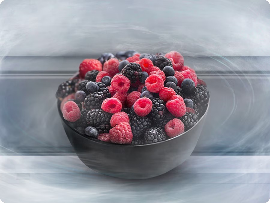 Funkce No Frost - mražené ovoce v miscem, zadní strana lednice bez námrazy