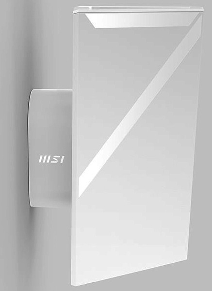 Přístupový bod (AP) MSI Roamii BE Lite bílý Na obrázku je bílý přístupový bod MSI Roamii BE Lite připevněný na stěně. Má plochý, vysoký a elegantní tvar s jemně lesklým povrchem a výrazným šikmým pruhem na přední straně. Za hlavním tělem je vidět menší zadní držák s logem MSI, který zařízení odděluje od zdi. Celkově působí velmi čistě, moderně a nenápadně.
