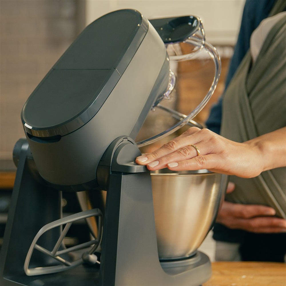 Žena obsluhuje kuchyňský robot Kenwood KHC30.050GY Multi Tasker