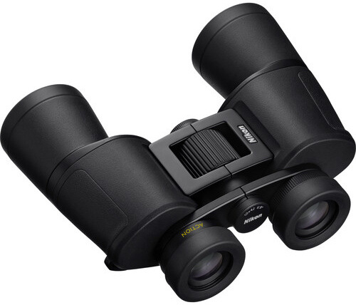 	Dalekohled Nikon Action EX 10x42 z boku na bílém pozadí.