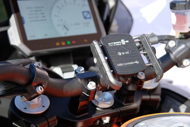 Držák na mobil Interphone Motocrab s integrovaným USB portem černý Držák na mobil Interphone Motocrab s integrovaným USB portem černý