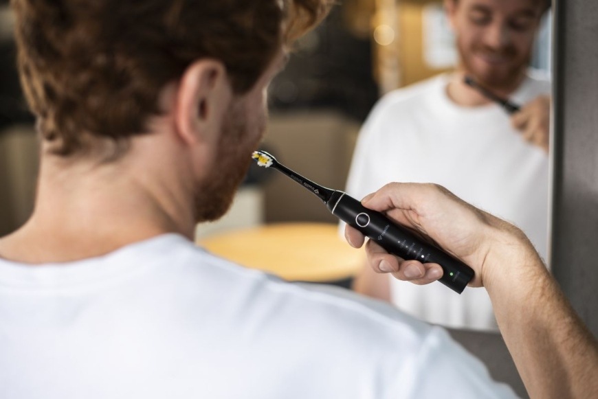 Zubní kartáček TrueLife SonicBrush Compact Black černý TrueLife SonicBrush Compact Black, černá