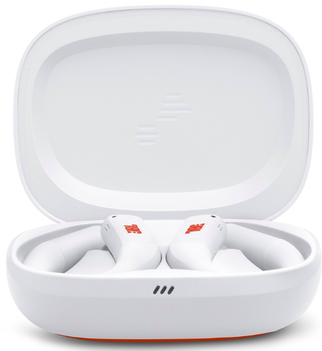 Sluchátka JBL Endurance Peak 4 bílá Bezdrátová sportovní sluchátka JBL Endurance Peak 4 v bílém nabíjecím pouzdře