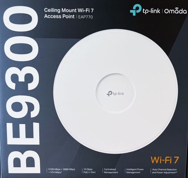 Čelní strana balení TP-Link Omada EAP770. Na tmavé krabici je velký nápis BE9300, bílý kulatý přístupový bod, logo TP-Link Omada a označení Ceiling Mount Wi-Fi 7 Access Point. Dole jsou uvedené hlavní vlastnosti včetně Wi-Fi 7 a PoE++ portu.