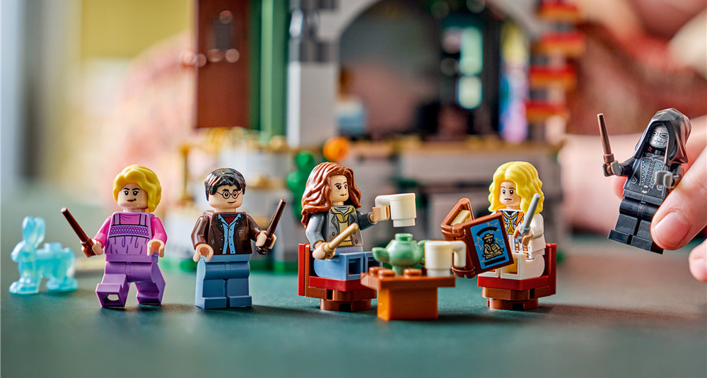 Stavebnice LEGO® Harry Potter™ 76467 Dům Lenky Láskorádové Otevřený dům ukrývá kuchyň, tiskařskou dílnu, obývací pokoj, Lenčin pokoj a roh třaskavce.