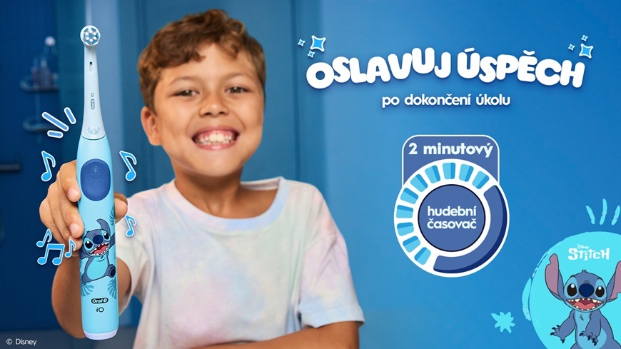 Zubní kartáček Oral-B iO Kids 6+ Stitch + Cestovní Pouzdro modrý Chlapec se směje a drží v ruce kartáček se Stitchem.