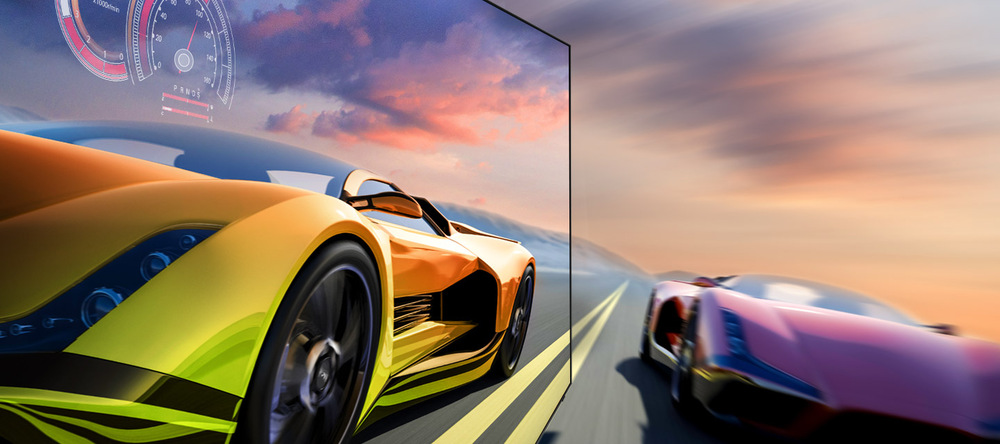 Sportovní auto na obrazovce televize, ostrý obraz, vedle obrazovky rozmazané přojíždějící sportovní auto – funkce Motion Xcelerator televize Samsung