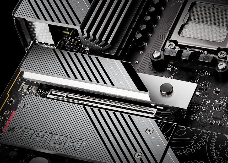 Základní deska ASRock X870E TAICHI LITE Detail masivních chladičů M.2 a PCIe slotů na desce ASRock X870E Taichi Lite